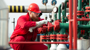skilled worker working on oil and gas factory, with proper PPE and tools. Photo by Smooth manpower spply